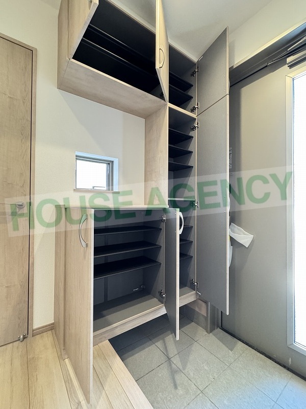 可動棚で調整可能な玄関収納(玄関)