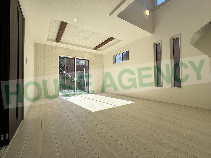 折上天井で開放感ある室内のリビング(居間)