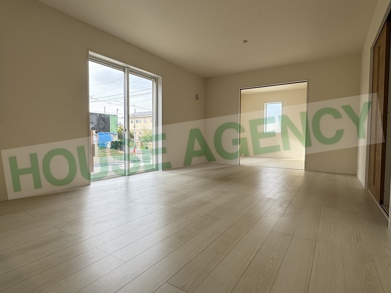 南向きのリビングは明るい室内(居間)