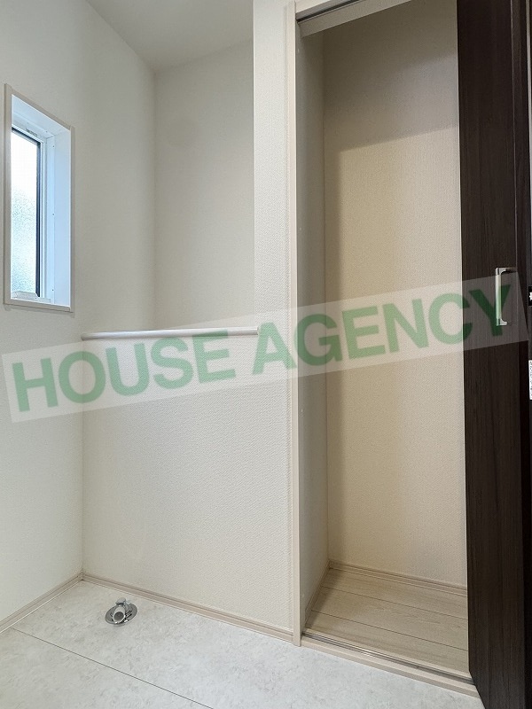 洗面室には洗剤のストックの収納に便利な収納スペースと作業台にもなるカウンター付き