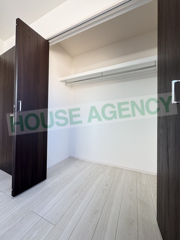 北西側洋室　収納(内装)