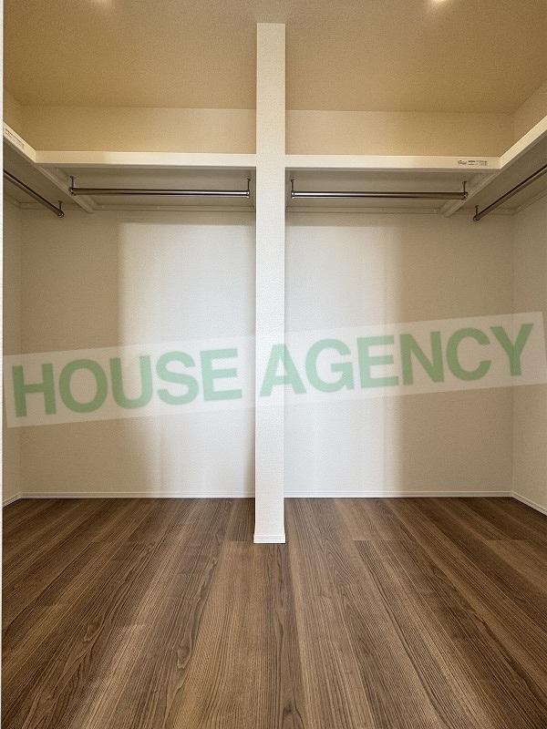 ファミリークローゼットにもなる大型ウォークインクローゼット(内装)