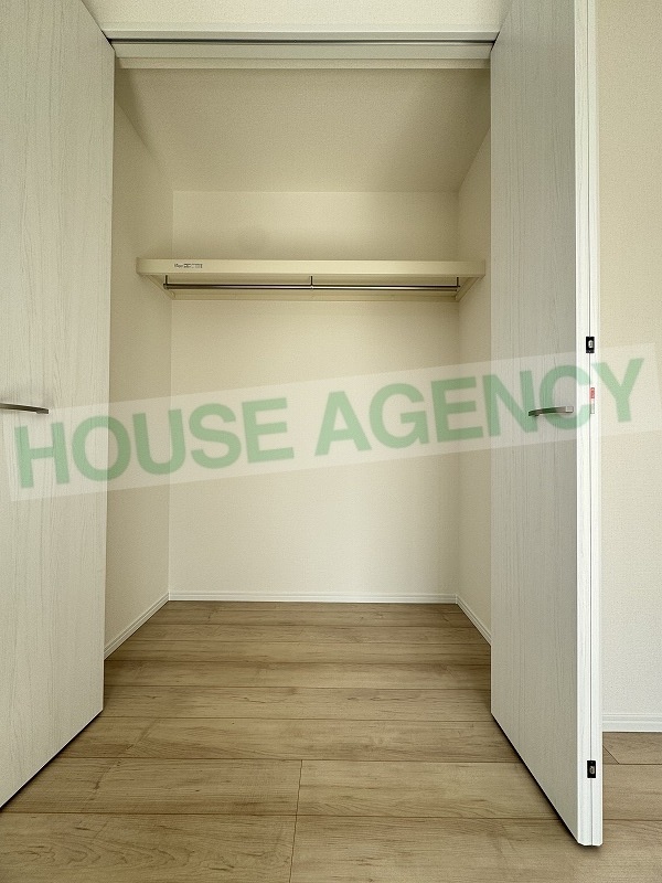 西側洋室　収納(内装)