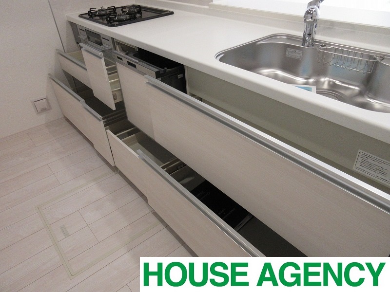 収納豊富なシステムキッチンには食器洗浄乾燥機標準装備(キッチン)