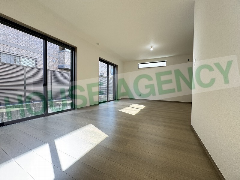 南向きのリビングは明るくゆとりある室内(居間)