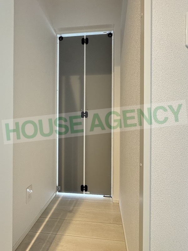 上着などの収納に便利な玄関横収納は1階洋室からも開け閉め可能です(内装)