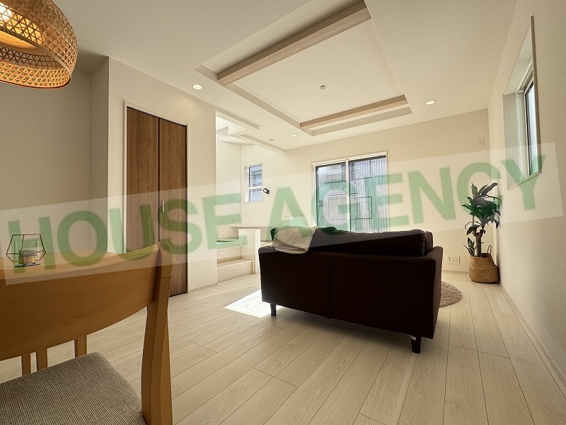 折上天井で開放感ある室内のリビング(居間)