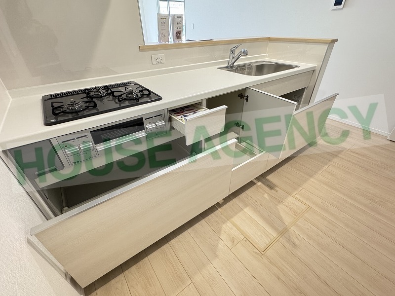 収納豊富なシステムキッチン(キッチン)