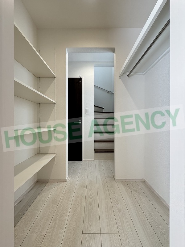 帰宅後そのまま上着やかばんが収納できる便利なウォークスルークローゼット(内装)