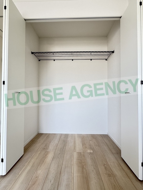 南西側洋室　収納(内装)