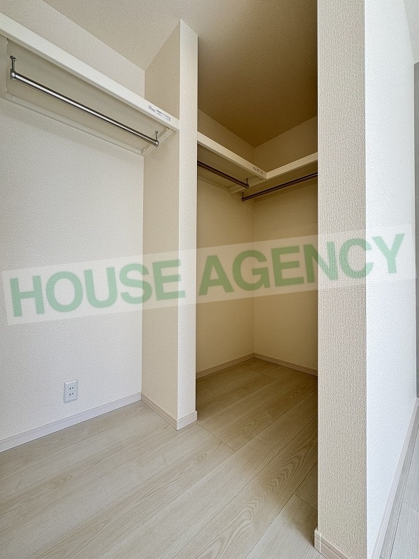 ファミリ―クローゼットにもなる大型ウォークインクローゼット(内装)