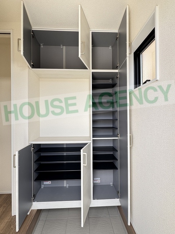 可動棚で調整可能な玄関収納(玄関)