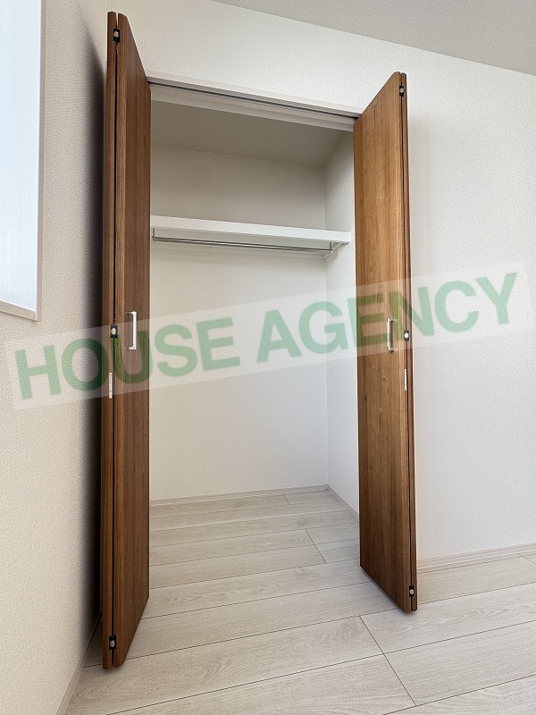 北西側洋室　収納(内装)