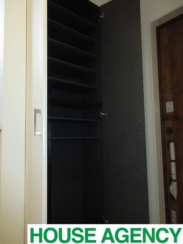 可動棚で調整可能な玄関収納(玄関)