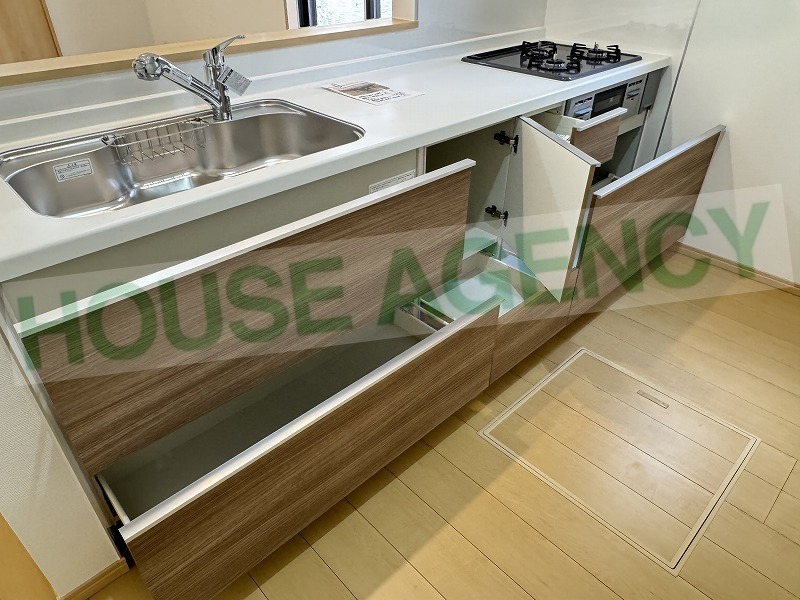 収納豊富なシステムキッチン(キッチン)