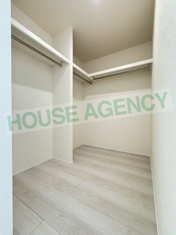 南東側洋室　ウォークインクローゼット(内装)