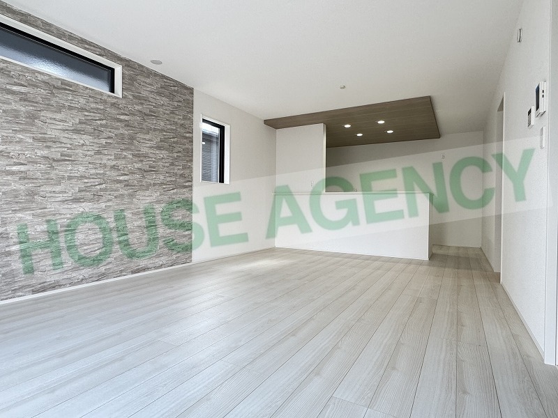 リビングはお洒落なアクセントクロス(居間)