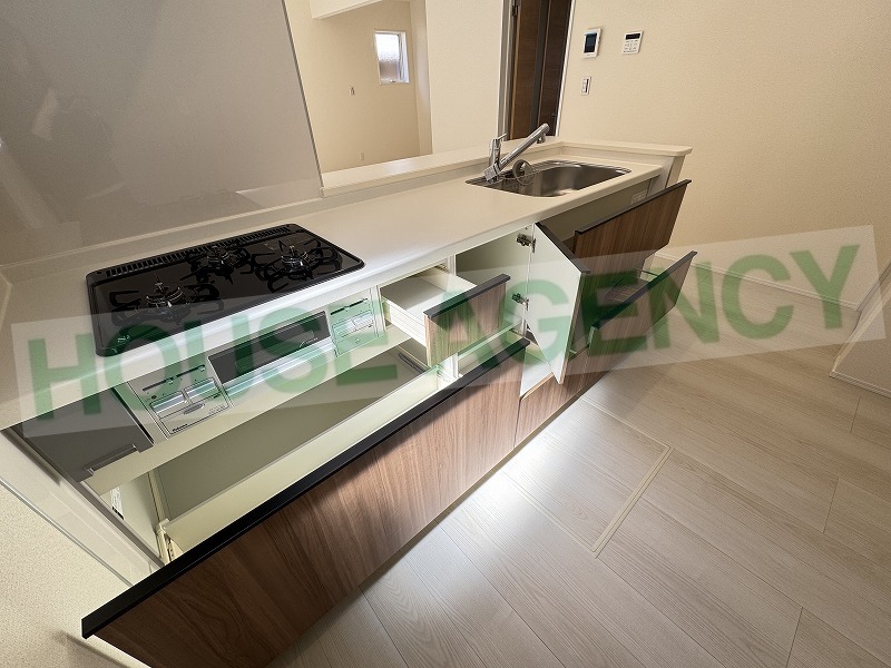 収納豊富なシステムキッチン(キッチン)