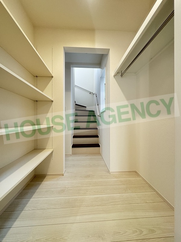 帰宅後そのままの動線で便利なウォークスルークローゼット(内装)