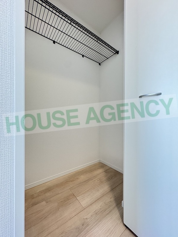 北西側洋室　収納(内装)