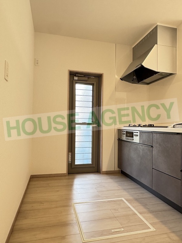 キッチン横にはゴミ出しなどに便利な勝手口付き(キッチン)