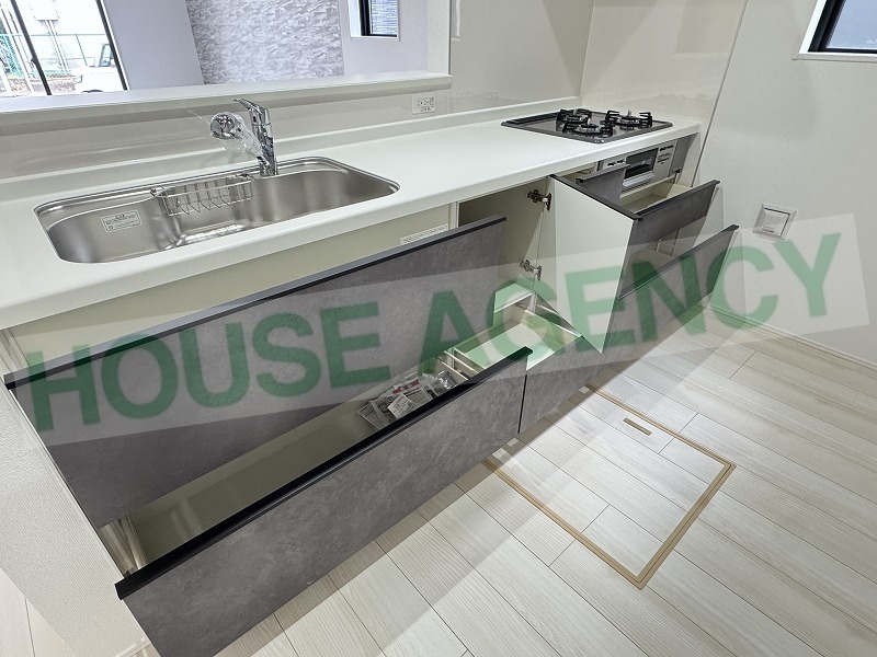 収納豊富なシステムキッチン(キッチン)