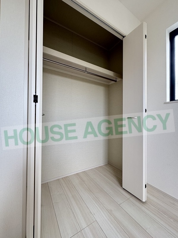 北西側洋室　収納(内装)