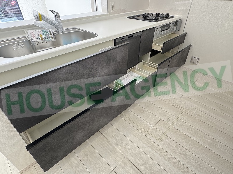 収納豊富なシステムキッチン(キッチン)