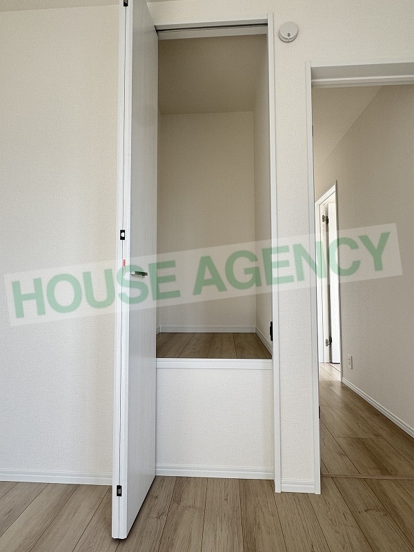 西側洋室　収納(内装)