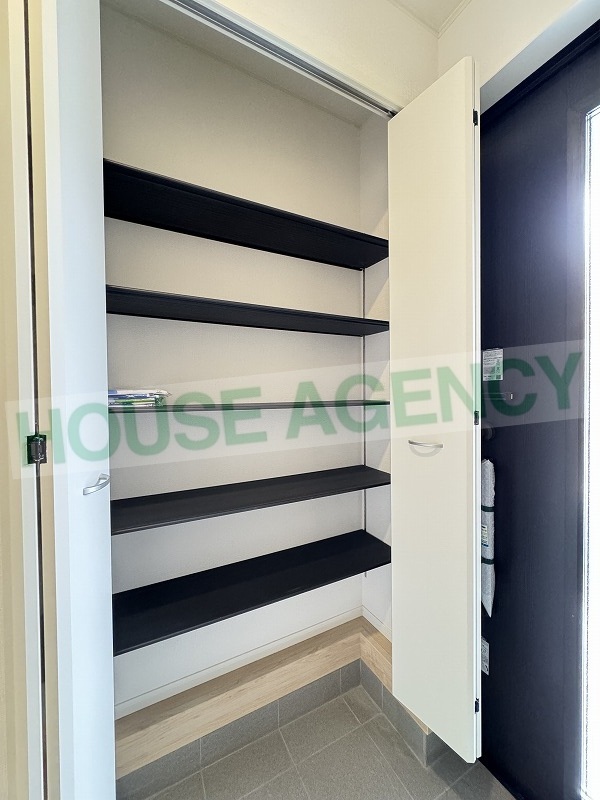 ご家族分の靴がすっきり片付く大容量の玄関収納(玄関)