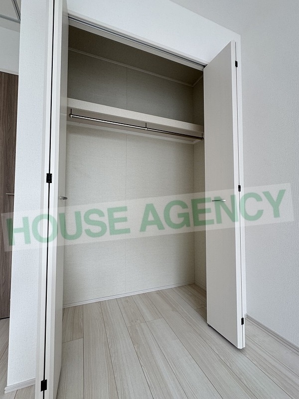 南東側洋室　収納(内装)